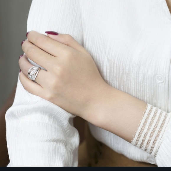 💥💥NEW💥💥Beautiful Twisted ROSE GOLD and SILVER Plated CZ cocktail ring - Picture 3 of 11